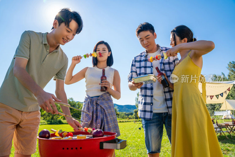 一群人在露营地野餐