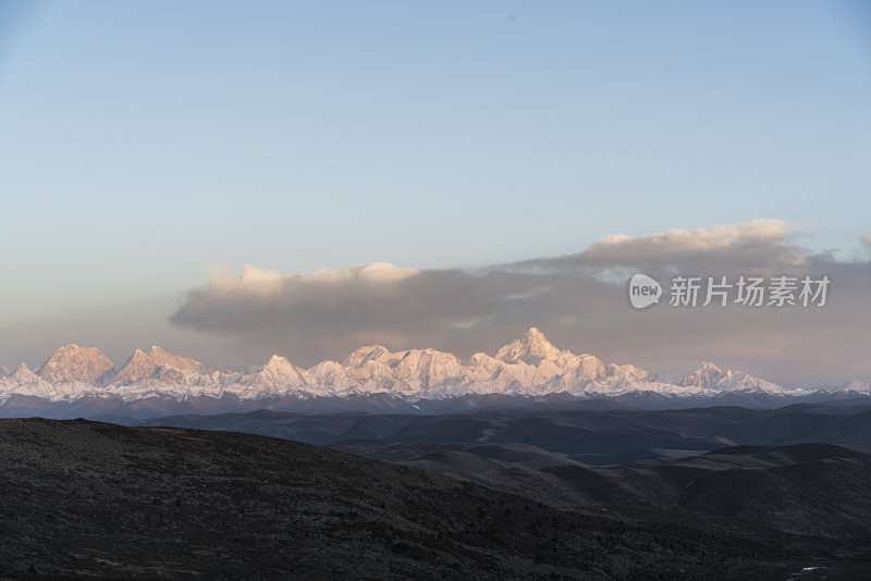 辽阔高原上的壮丽贡嘎雪山远景