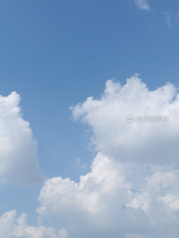 蓝天白云的晴朗天空全景