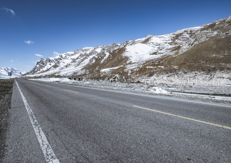 雪山旁的公路风景