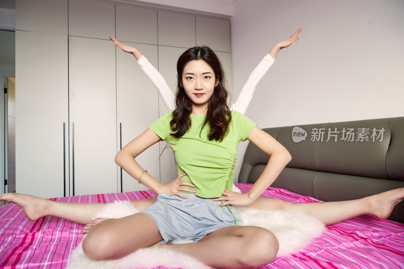 坐在床上玩耍的年轻亚洲美女闺蜜
