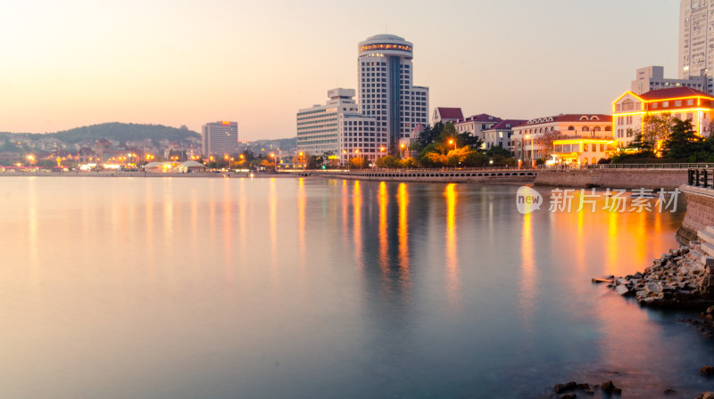 青岛海边的汇泉王朝大饭店夜景