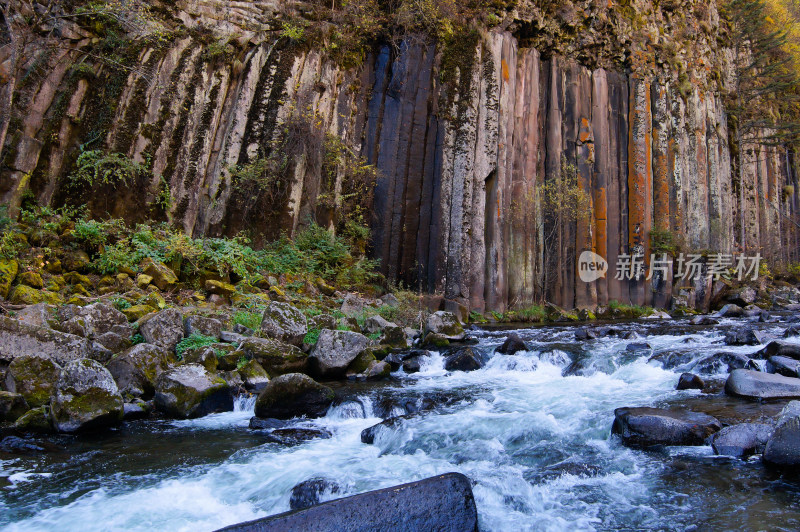 长白山望天鹅景区天书石林景观和湍急的溪流