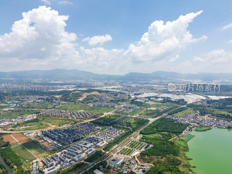 航拍滇池旁的昆明市城市风光