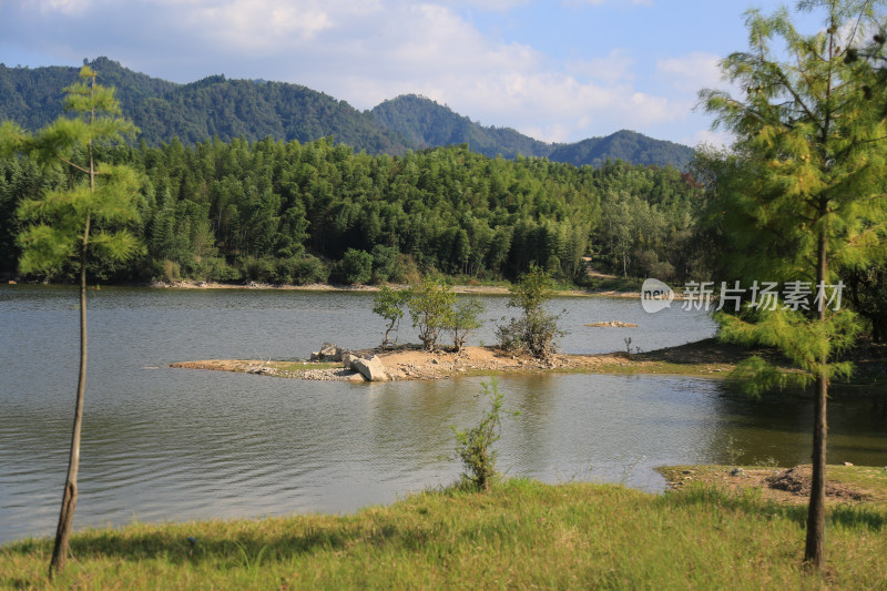 山间湖泊的宁静之美 安徽黄山奇墅湖