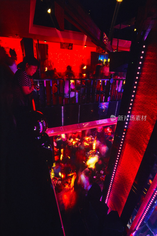 城市酒吧灯光人影动感模糊【反转胶片】