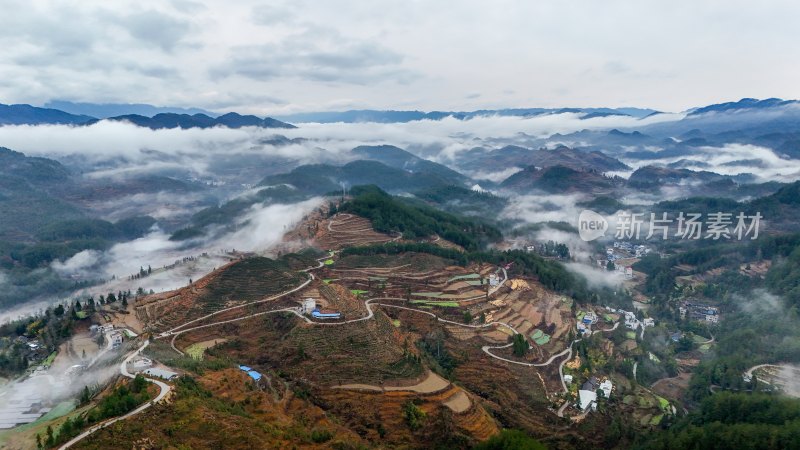 重庆酉阳：雾气中的山村田园