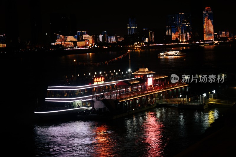 夜晚江上游船及城市夜景