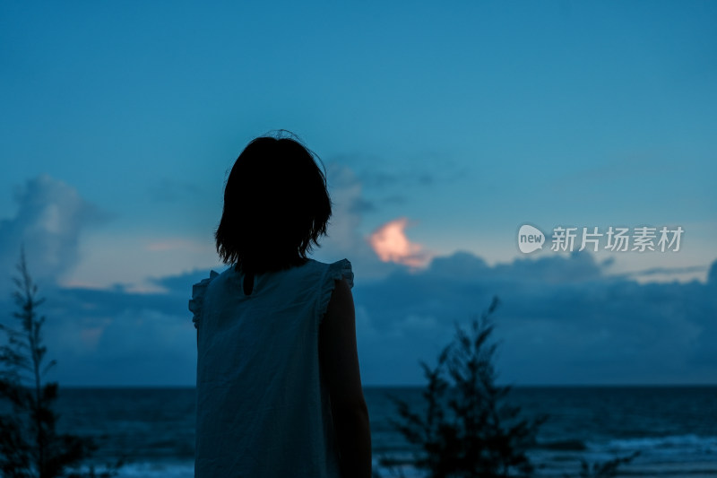 女子海边黄昏背影