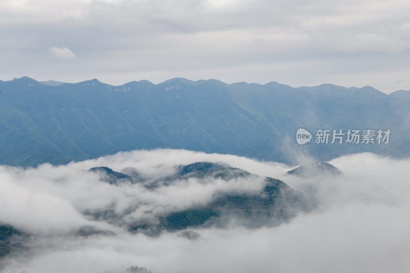 重庆酉阳：雾漫缭绕美青山