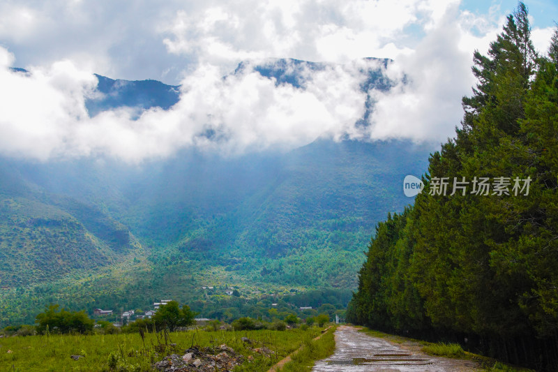 云雾缭绕的群山公路