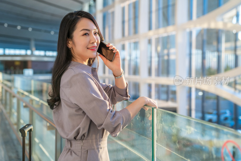 商务女士在机场打电话