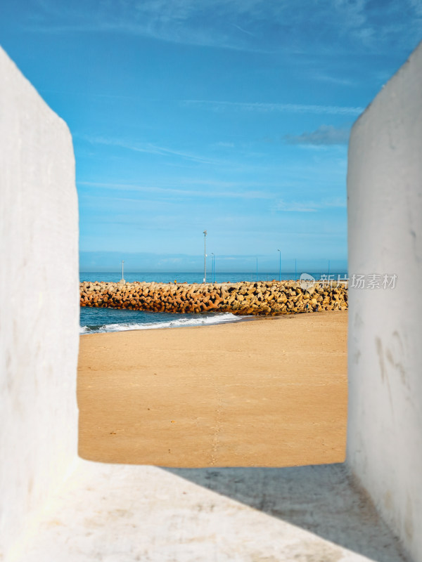 透过门洞看海滩与海