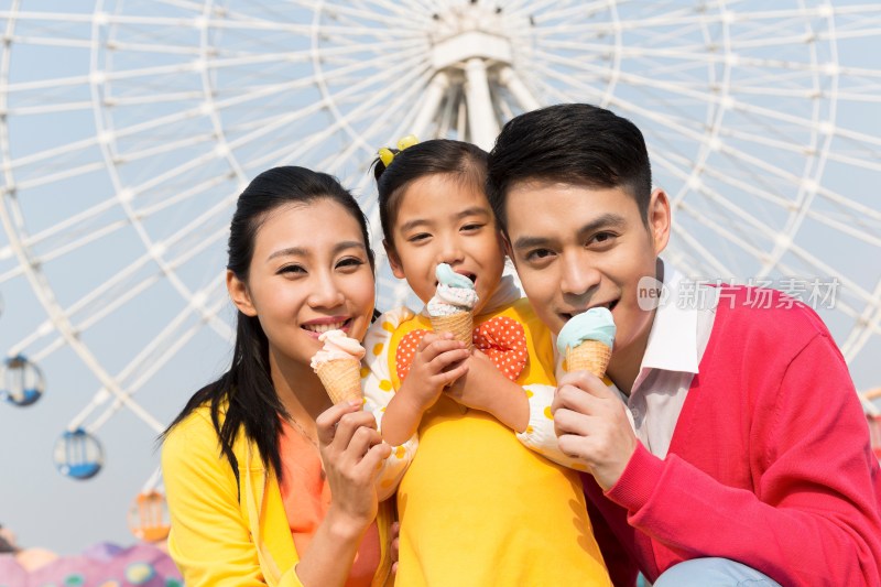 快乐的一家三口去游乐园玩吃冰淇淋