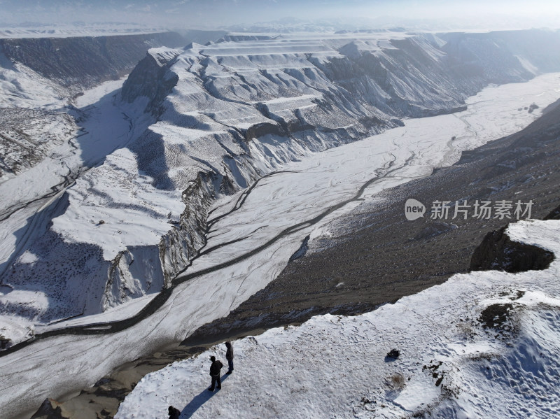 航拍新疆冬季安集海大峡谷雪景雪山山脉河流