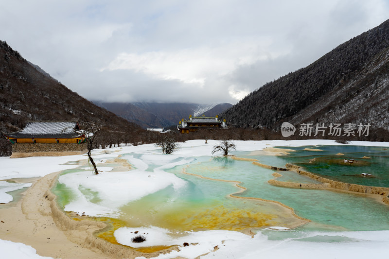 雪山下黄龙五彩池景观