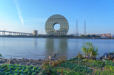 广州番禺东沙桥与珠江岸广州圆大厦