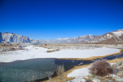 中国西藏冬季拉萨河雪景