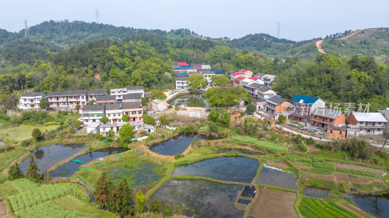 依山傍水的乡村风光全景图