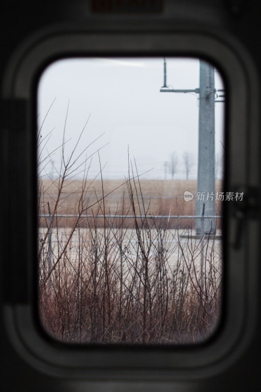 火车窗外的自然景观