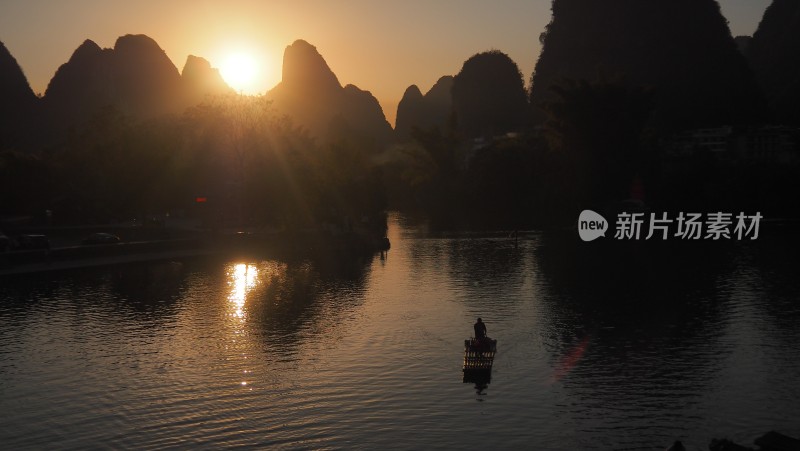 桂林夕阳下山水间小船摇曳的美丽景象