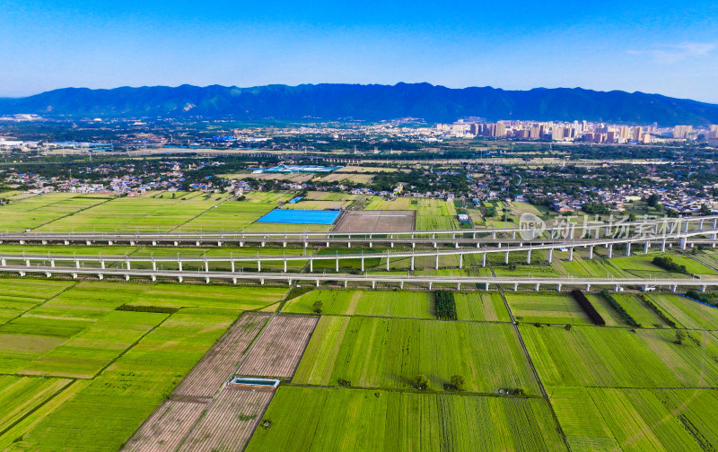 高架桥穿越田野与城市景观