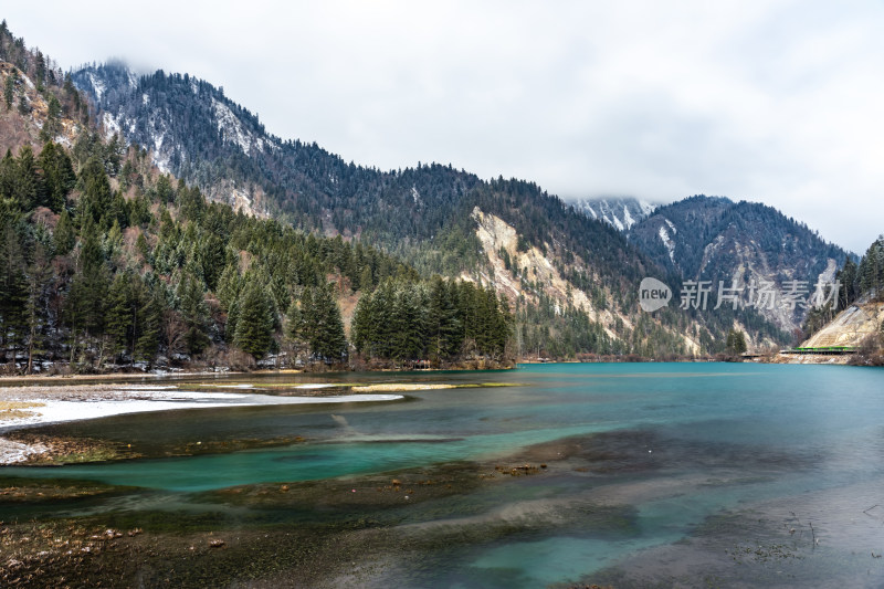 九寨沟山林湖泊，景色优美的自然景观