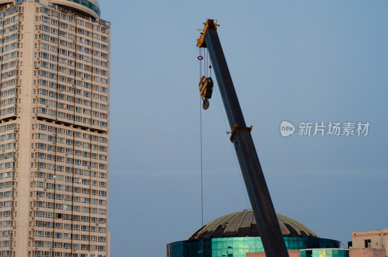 城市里建设的起重机