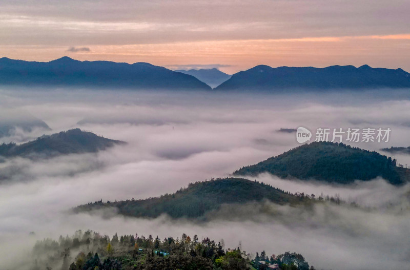 重庆酉阳：大龙村的枫叶红了