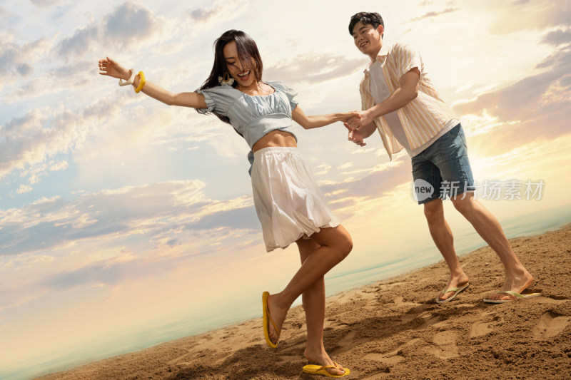 青年情侣在沙滩上奔跑