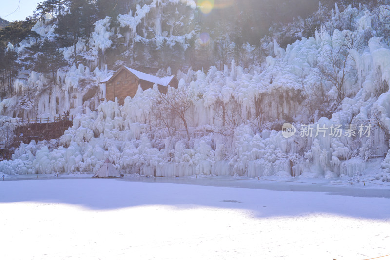 济南九如山冰瀑山间木屋冰雪景观