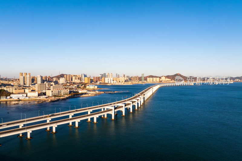 大连星海湾跨海大桥与城市全景