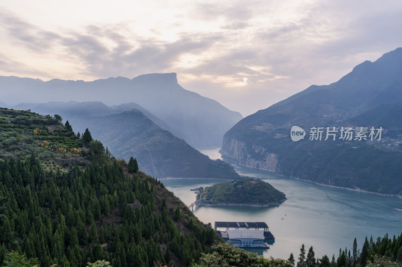 长江三峡奉节瞿塘峡日出风光