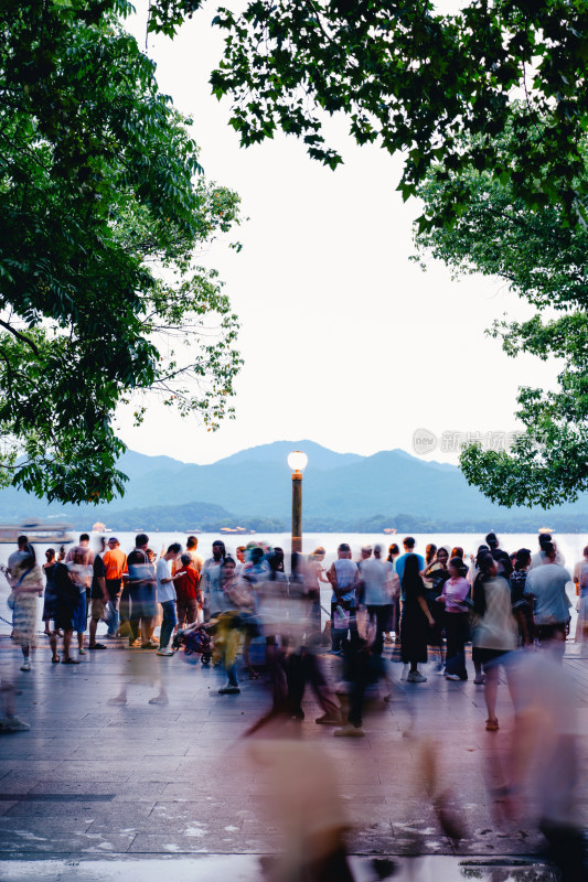 杭州西湖夜景黄昏落日节假日期人潮游客