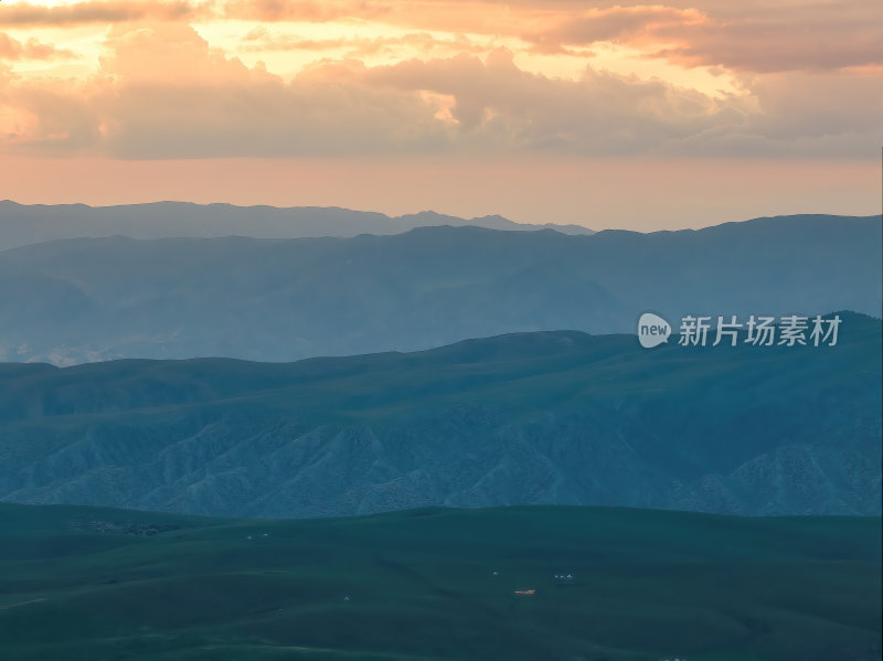 新疆北疆伊犁喀纳峻大草原日落晚霞高空航拍