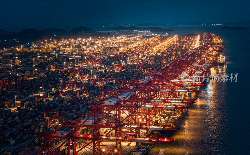 上海洋山深水港起重机龙门架夜景
