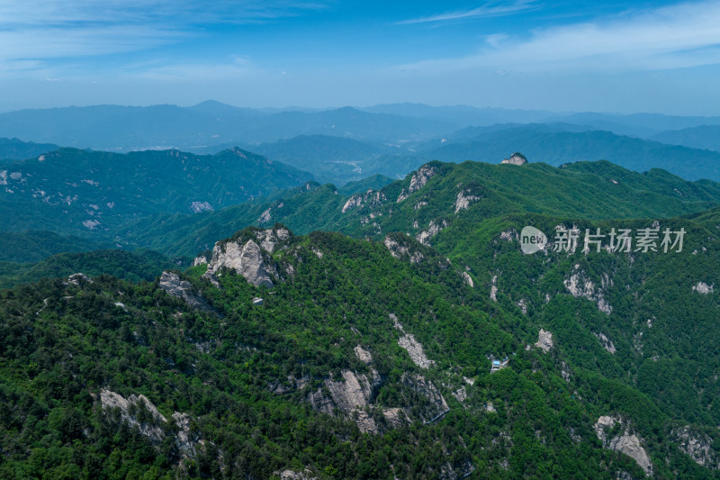 河南伏牛山山脉平顶山尧山层峦叠嶂的山峰