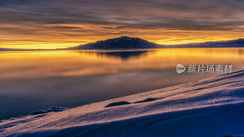 冬天清晨的新疆赛里木湖日出