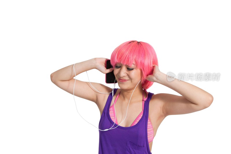 棚拍年轻女人戴耳机听音乐跳舞