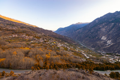 秋日山村景色