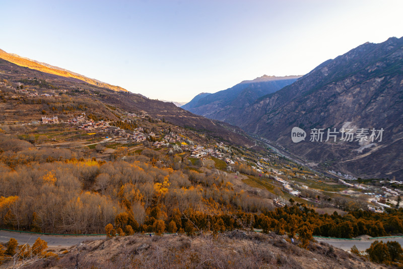 秋日山村景色