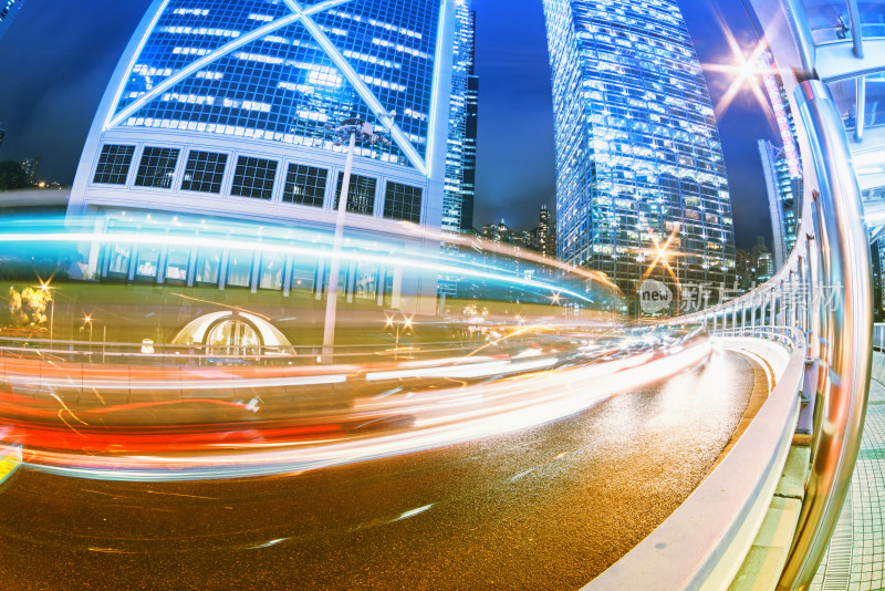 城市街道夜晚车流与高楼景观