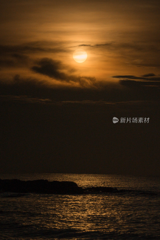 日出东方 天空云大海 海天一线