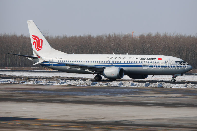 中国国际航空飞机停在跑道