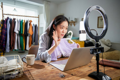 年轻女人在线直播卖衣服