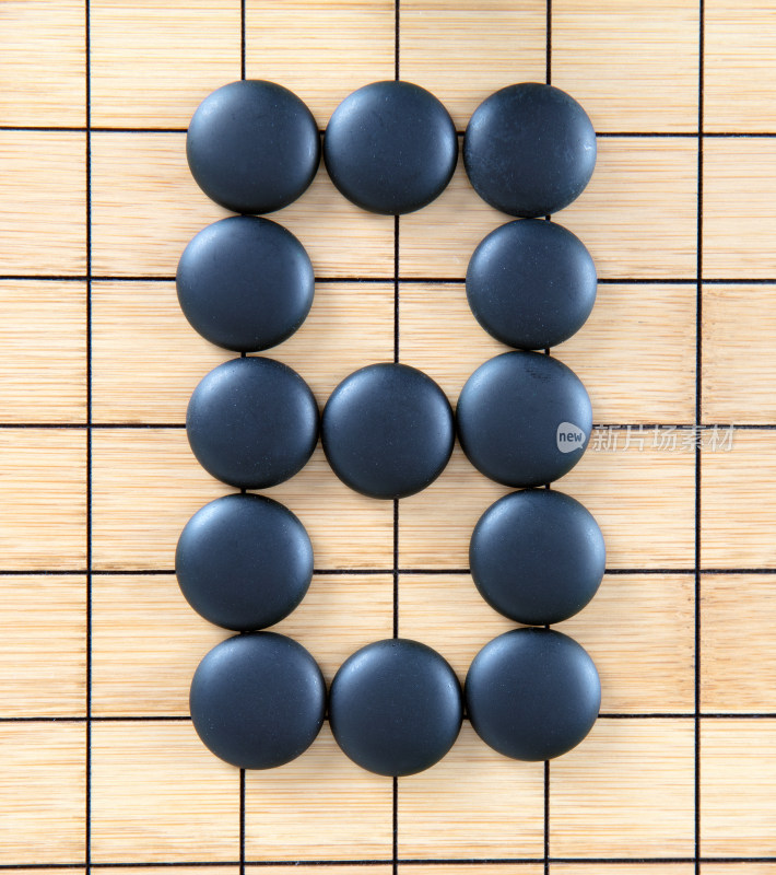 棋子摆出的数字8