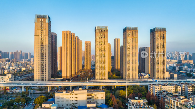 武汉江汉区常青高架旁的高层住宅小区