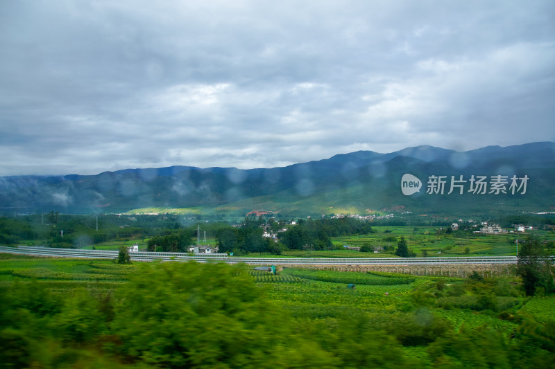 雨后窗外山峦田园风光