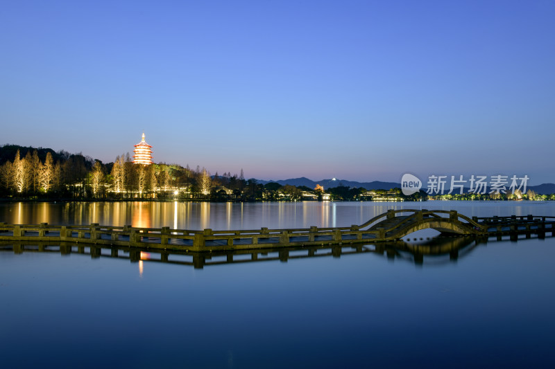 杭州西湖雷锋夕照长桥公园夜景