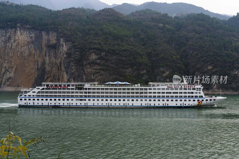 长江三峡奉节瞿塘峡中航行的豪华游轮